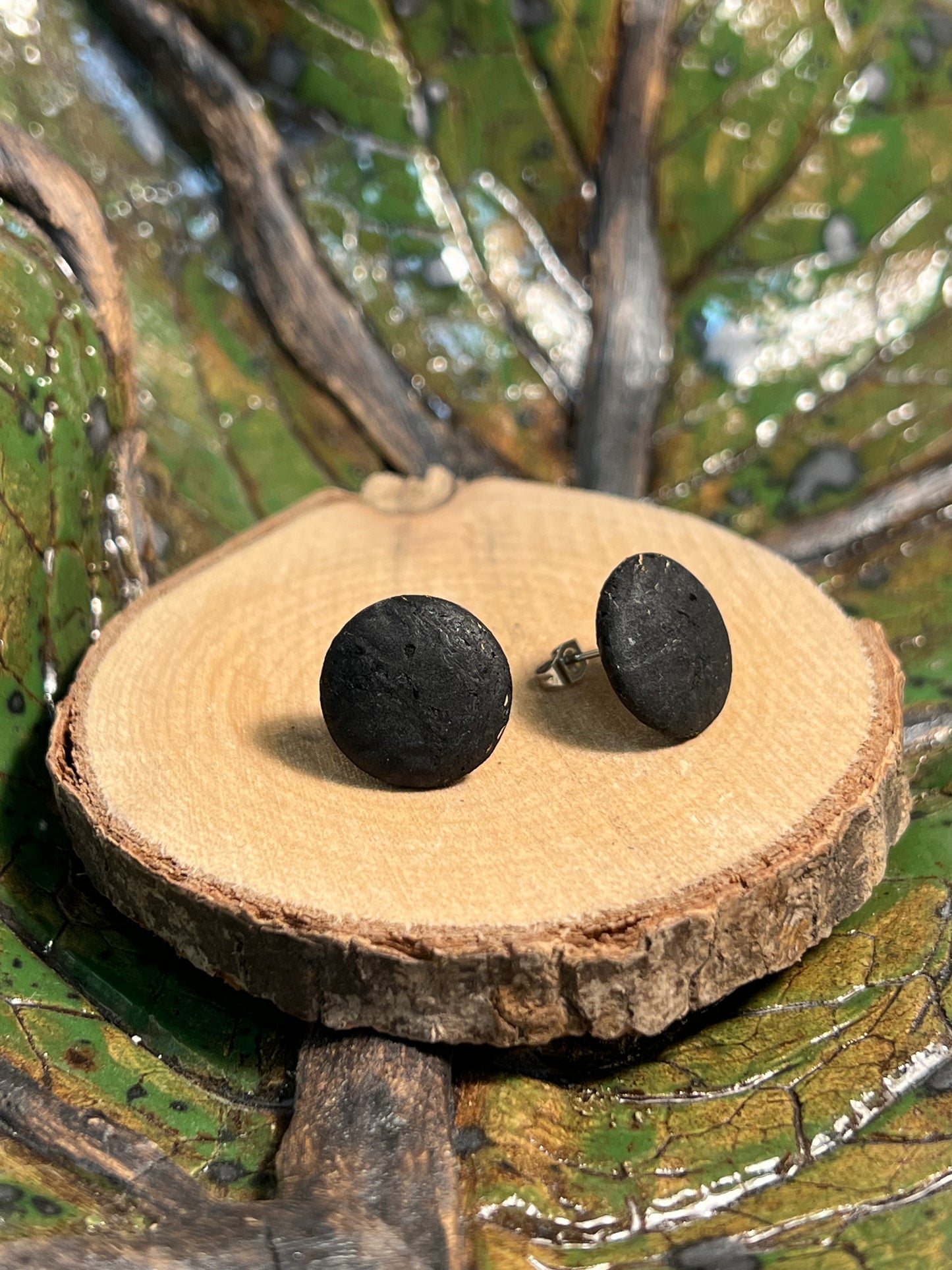 Korkohrstecker Anthrazit-Schwarz - wood stud - Holzohrringe - Holzdeko und mehr