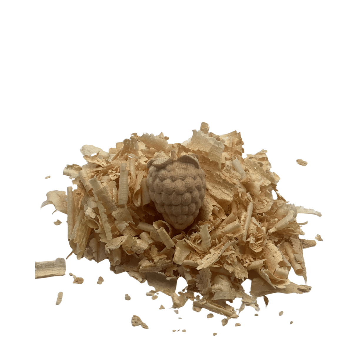 Holzfigur in Himbeerform auf Holzspänen.