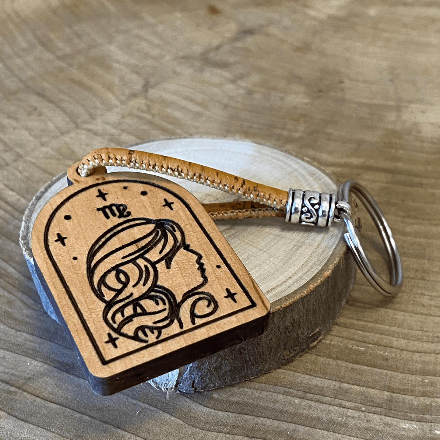 Handgefertigter Holz-Schlüsselanhänger - Jungfrau - Sternzeichen - wood stud - Holzohrringe - Holzdeko und mehr
