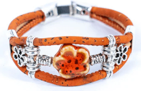 Kork Armband Gebrannte Blüte: orangefarbene Ausführung.