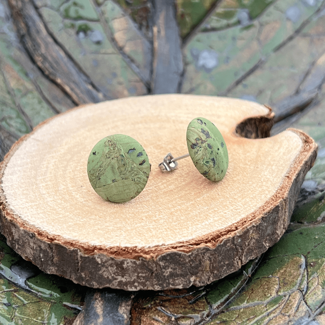Korkohrstecker Blattgrün - wood stud - Holzohrringe - Holzschmuck und mehr