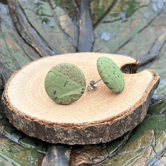 Korkohrstecker Blattgrün - wood stud - Holzohrringe - Holzschmuck und mehr