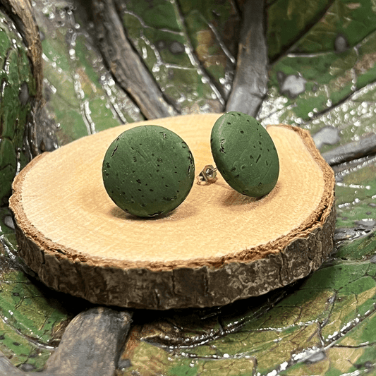 Korkohrstecker Waldgrün - wood stud - Holzohrringe - Holzschmuck und mehr