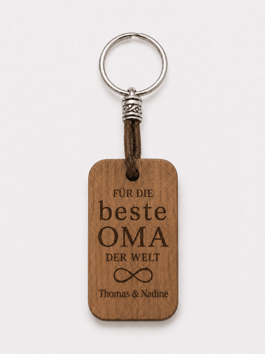 Holz-Schlüsselanhänger mit Beispielgravur: Schriftzug „beste Oma“.