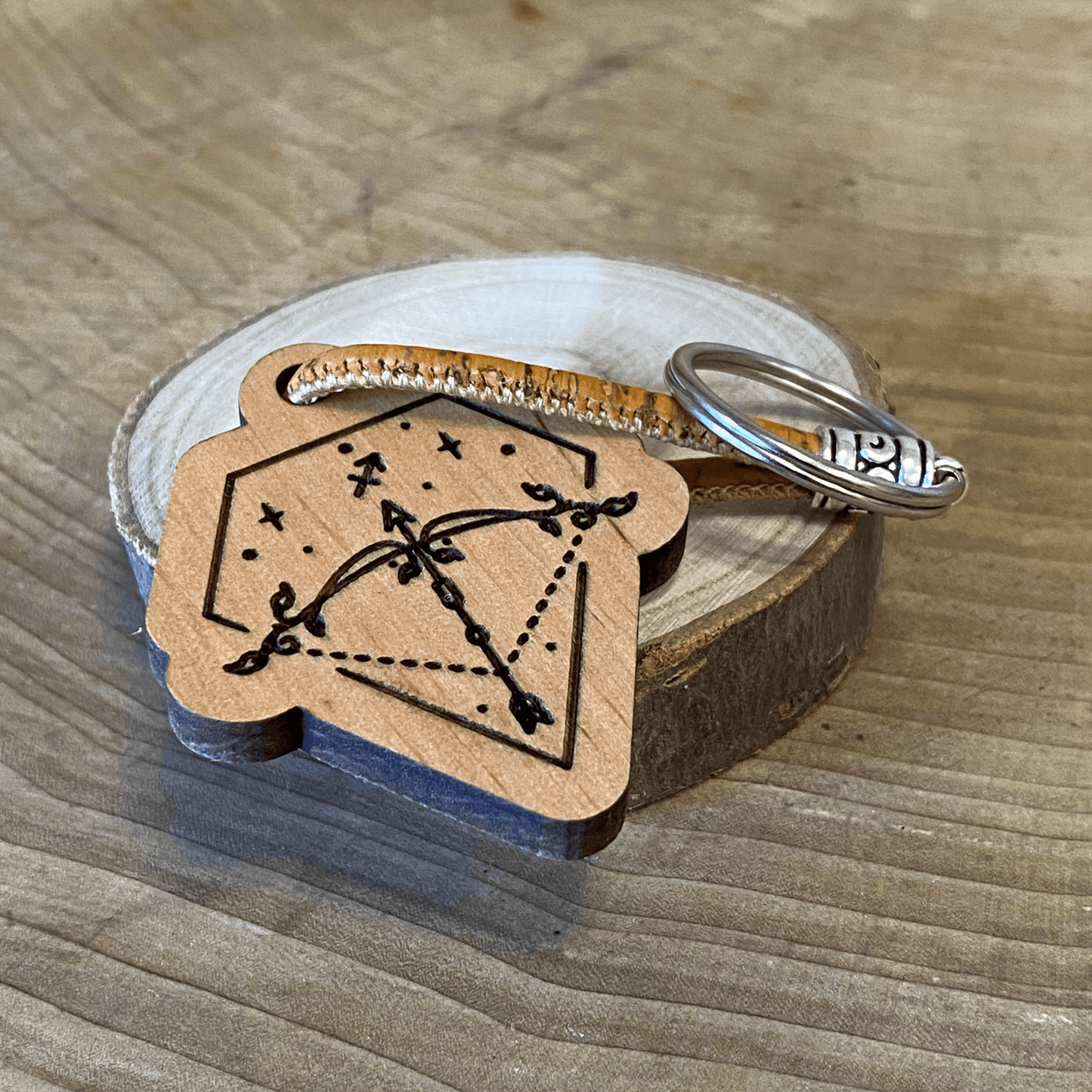 Handgefertigter Holz-Schlüsselanhänger - Schütze - Sternzeichen - wood stud - Holzohrringe - Holzdeko und mehr