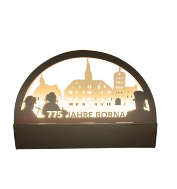 Ein dekorativer illuminierter Schwibbogen von Holzständer, handgefertigt in Thüringen, zeigt drei Personen vor Gebäuden und den Text "775 Jahre Borna" - eine Sonderedition zur Feier von 775 Jahren Borna.