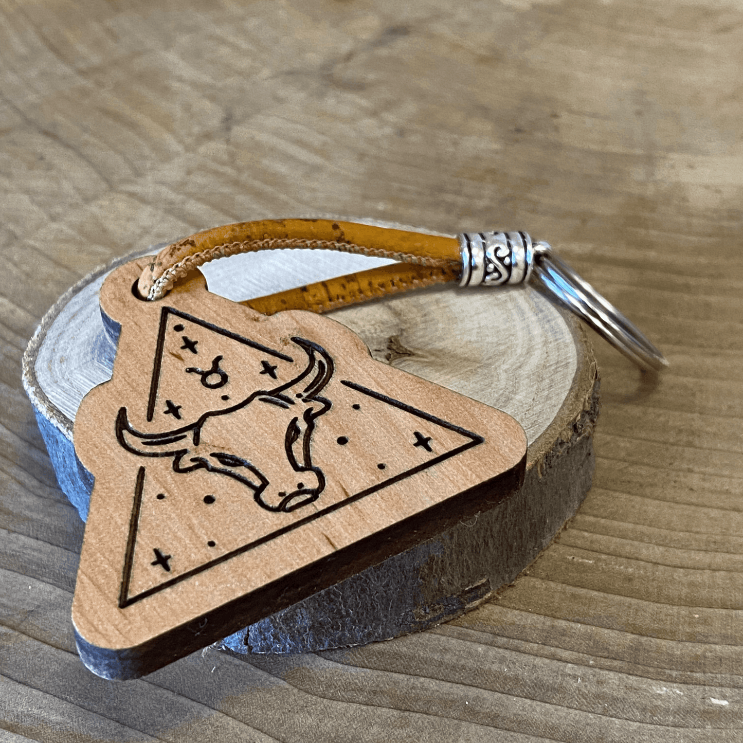Handgefertigter Holz-Schlüsselanhänger - Stier - Sternzeichen - wood stud - Holzohrringe - Holzdeko und mehr