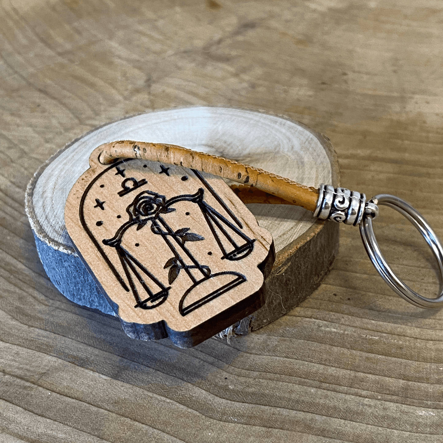 Handgefertigter Holz-Schlüsselanhänger - Waage - Sternzeichen - wood stud - Holzohrringe - Holzdeko und mehr