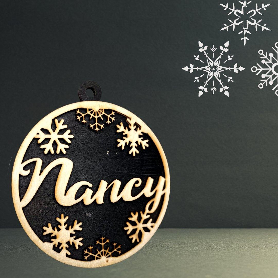3D Weihnachtsanhänger / Weihnachtskugel Schneeflocke personalisiert - wood stud - Holzohrringe - Holzdeko und mehr