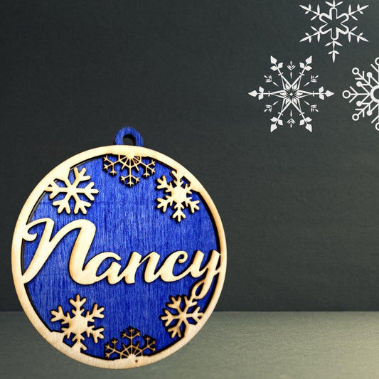 3D Weihnachtsanhänger / Weihnachtskugel Schneeflocke personalisiert - wood stud - Holzohrringe - Holzdeko und mehr