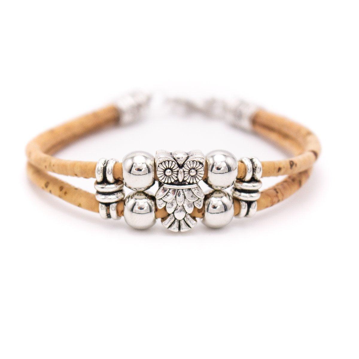 Naturfarbenes Korkarmband mit silberfarbenem Tiermotiv: Eulenmotiv mit Blumen.