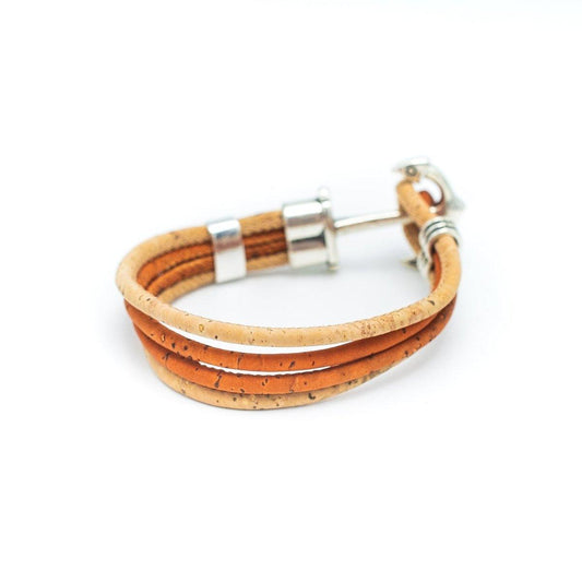 Ein hellbraunes Holzarmband mit drei Strängen, silbernen Akzentringen aus nickelfreiem Edelstahl und einem silbernen Verschluss auf weißem Hintergrund.