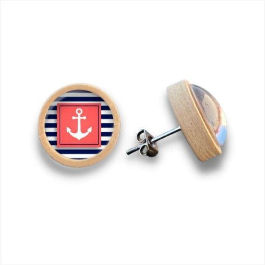 Ein Paar runde Ohrstecker aus Holz mit Birkenholzkanten, die ein rotes Quadrat mit einem weißen Anker auf marineblauen und weißen Streifen zeigen und mit Metallstiften befestigt sind.