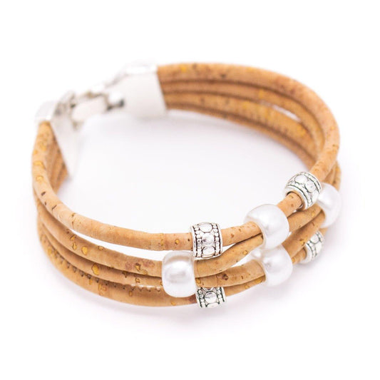 Holzgestüt Kork-Armband mit drei Strängen und nickelfreiem Edelstahl-Verschluss, verziert mit silbernen Perlen und weißen, perlenähnlichen Akzenten - stilvoll präsentiert auf weißem Hintergrund.