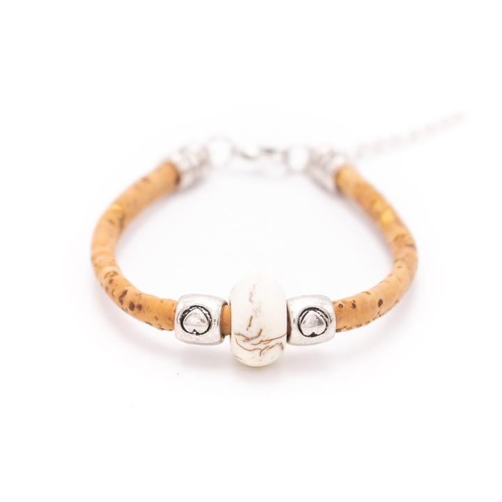 Kork Armband Perle: weiße Perle von vorn.