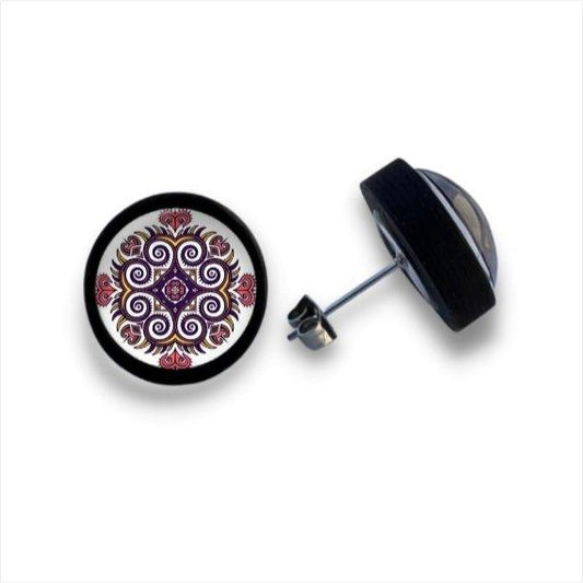 Ein Paar runder Holzohrstecker mit schwarzem Rand und einem symmetrischen Wirbelmuster in Lila, Weiß und Rot in der Mitte des Cabochons. Ein Ohrring ist nach oben gerichtet, während der andere auf der Seite gezeigt wird. Marke: Holzohrstecker.