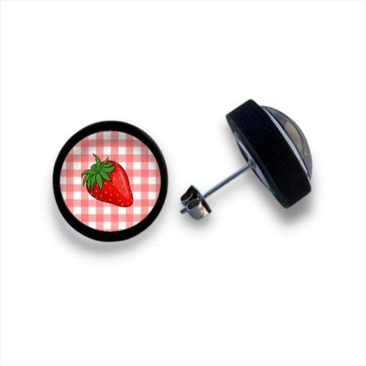 Ein Paar runde Glaslinse-Cabochon-Ohrstecker aus Holz mit roten Erdbeerillustrationen auf rosa und weißem Gingham-Hintergrund, eingefasst in schwarze Rahmen, ausgestellt auf einer weißen Oberfläche. Marke: Holz Ohrstecker.