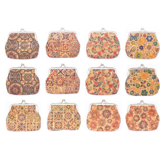 Zwölf hölzerne Korkgeldbörsen mit Metallrahmen-Verschluss, jede mit einem einzigartigen, farbenfrohen, verschlungenen Muster, das von alten Stoffmustern inspiriert ist, sind in drei Viererreihen auf weißem Hintergrund angeordnet.