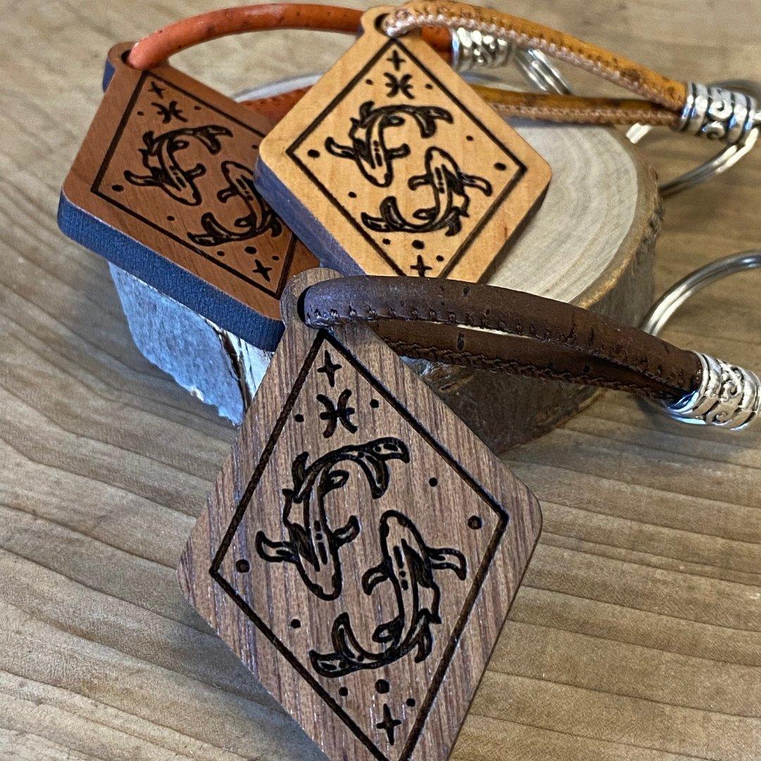 Handgefertigter Holz-Schlüsselanhänger - Fische - Sternzeichen - wood stud - Holzohrringe - Holzdeko und mehr
