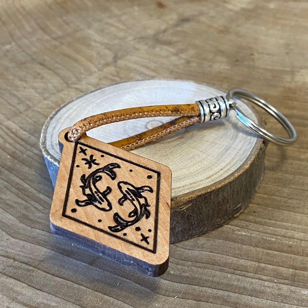 Handgefertigter Holz-Schlüsselanhänger - Fische - Sternzeichen - wood stud - Holzohrringe - Holzdeko und mehr