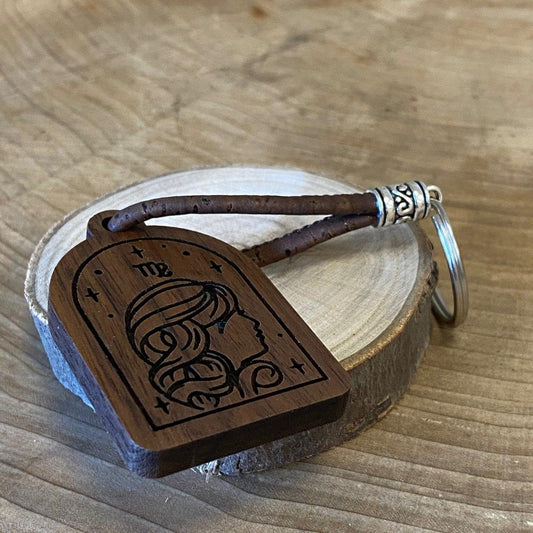 Handgefertigter Holz-Schlüsselanhänger - Jungfrau - Sternzeichen - wood stud - Holzohrringe - Holzdeko und mehr
