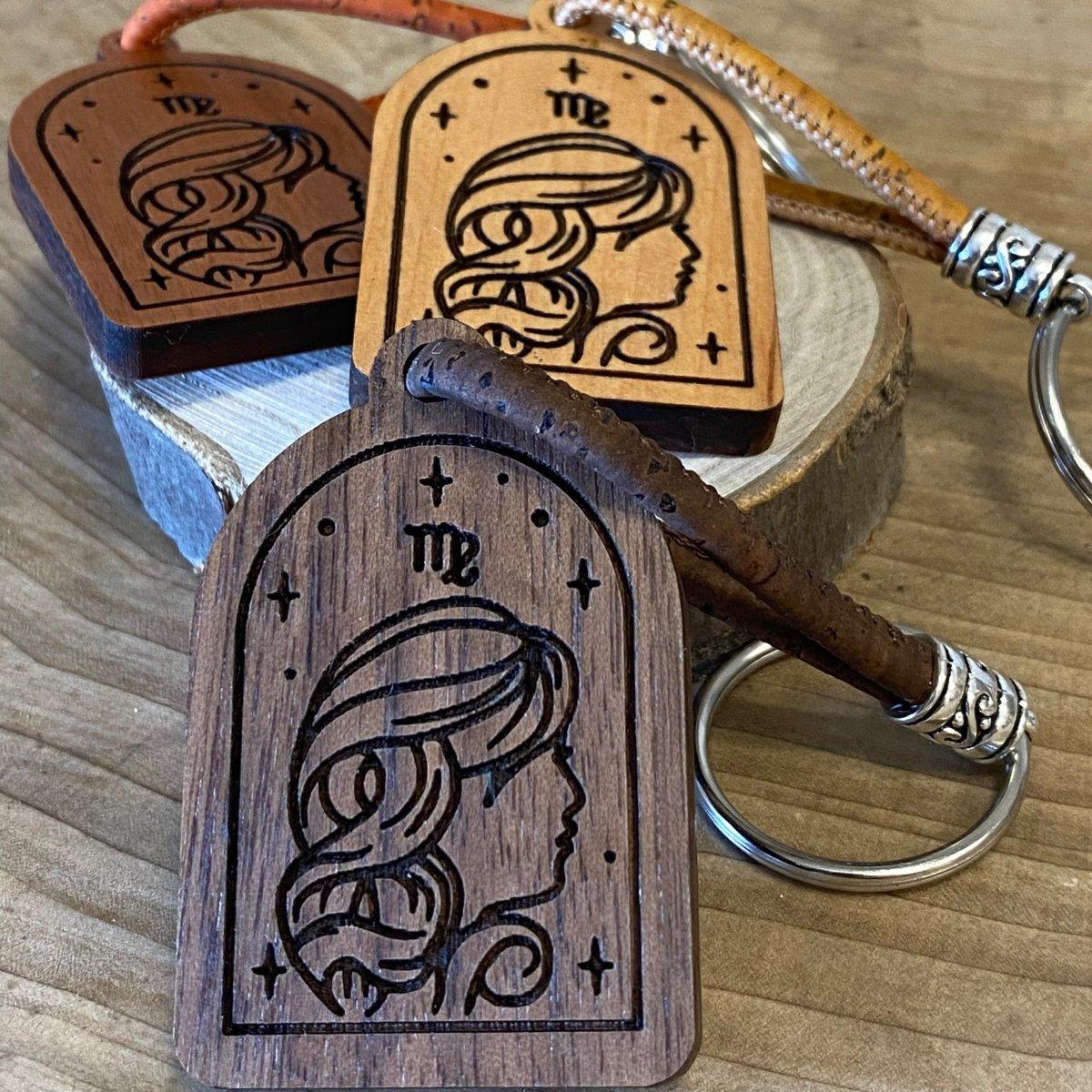 Handgefertigter Holz-Schlüsselanhänger - Jungfrau - Sternzeichen - wood stud - Holzohrringe - Holzdeko und mehr