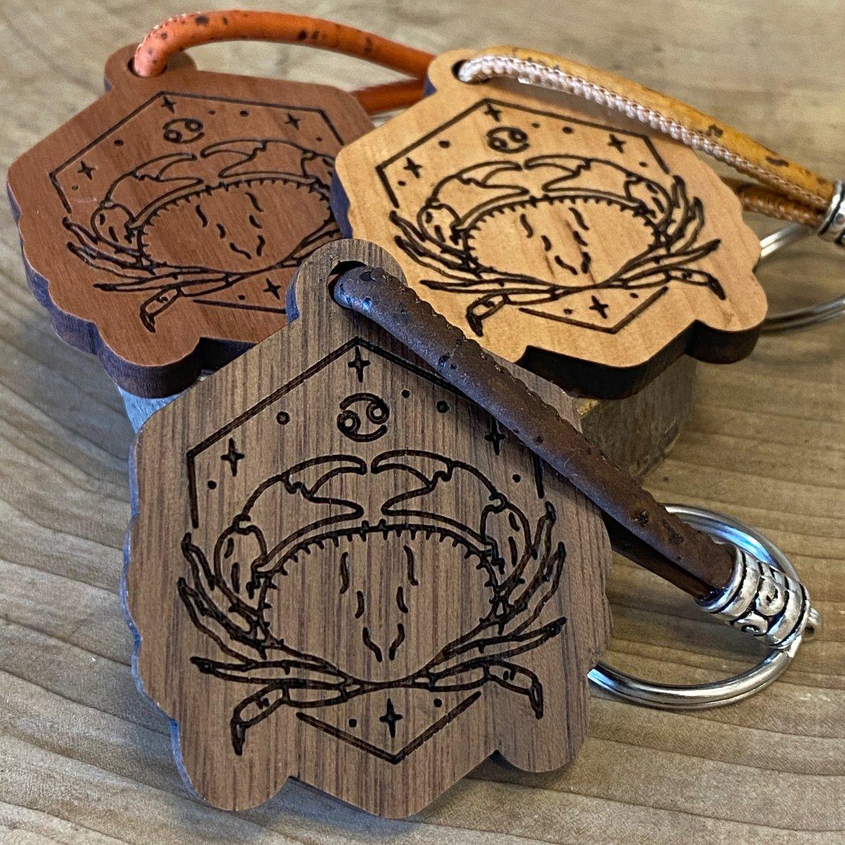 Handgefertigter Holz-Schlüsselanhänger - Krebs - Sternzeichen - wood stud - Holzohrringe - Holzdeko und mehr