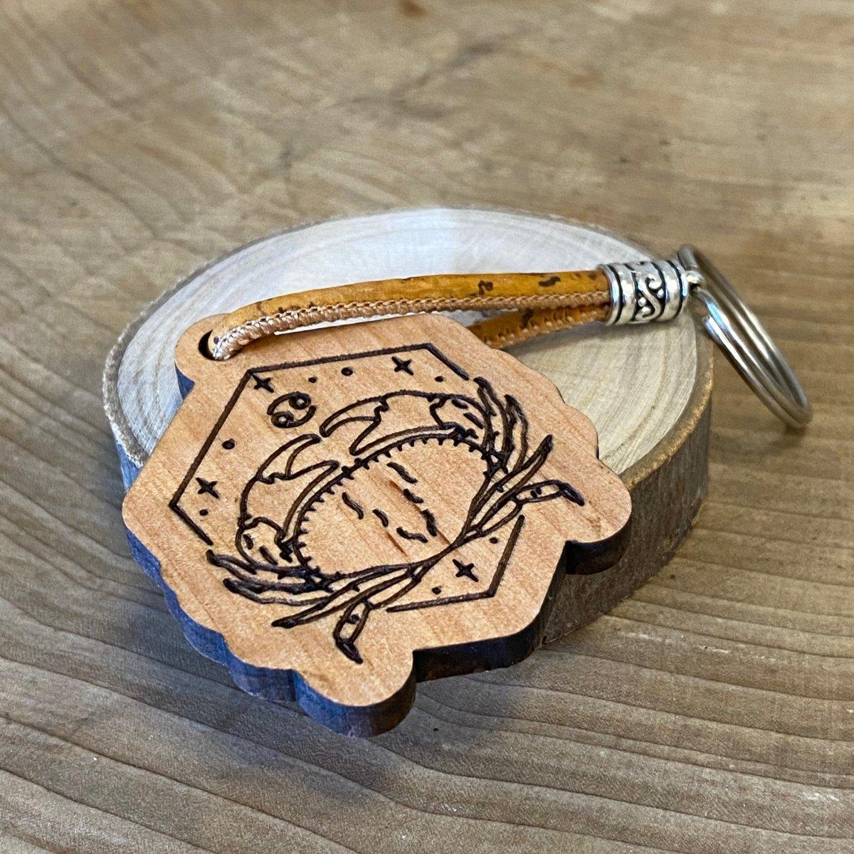 Handgefertigter Holz-Schlüsselanhänger - Krebs - Sternzeichen - wood stud - Holzohrringe - Holzdeko und mehr