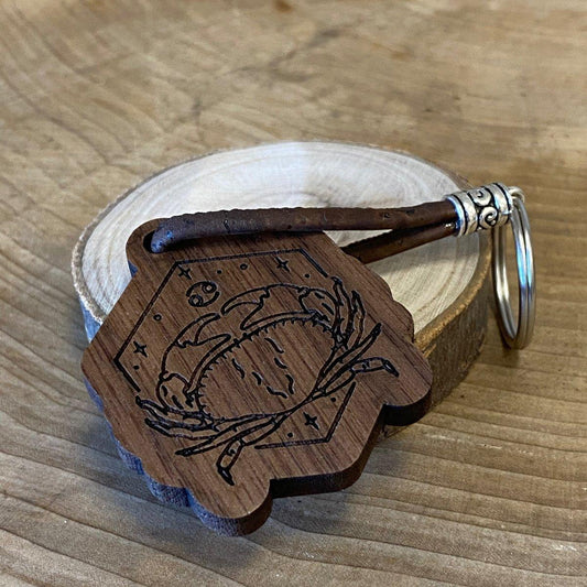 Handgefertigter Holz-Schlüsselanhänger - Krebs - Sternzeichen - wood stud - Holzohrringe - Holzdeko und mehr