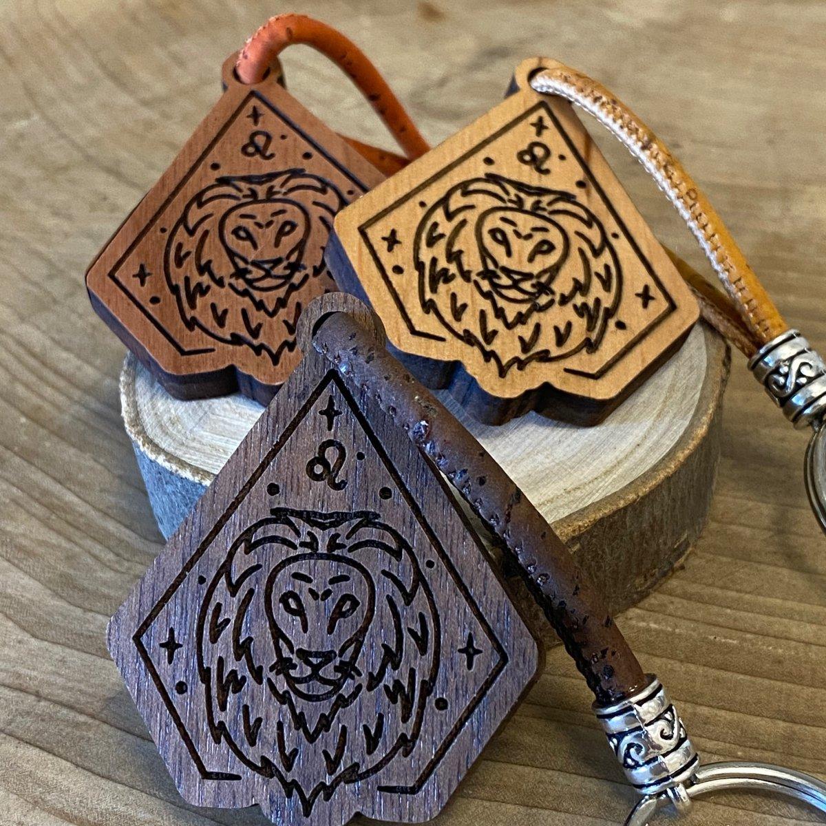 Handgefertigter Holz-Schlüsselanhänger - Löwe - Sternzeichen - wood stud - Holzohrringe - Holzdeko und mehr