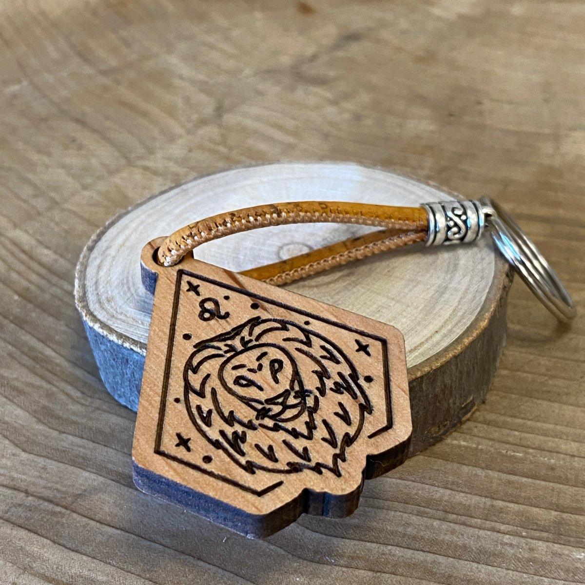 Handgefertigter Holz-Schlüsselanhänger - Löwe - Sternzeichen - wood stud - Holzohrringe - Holzdeko und mehr