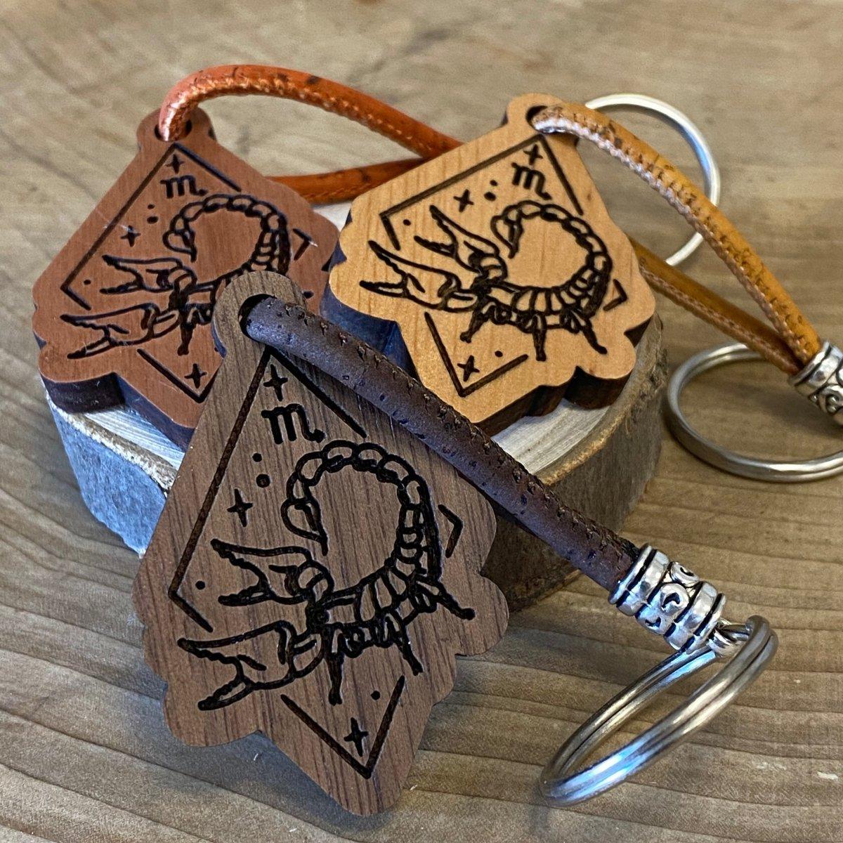 Handgefertigter Holz-Schlüsselanhänger - Skorpion - Sternzeichen - wood stud - Holzohrringe - Holzdeko und mehr