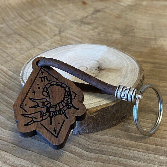 Handgefertigter Holz-Schlüsselanhänger - Skorpion - Sternzeichen - wood stud - Holzohrringe - Holzdeko und mehr