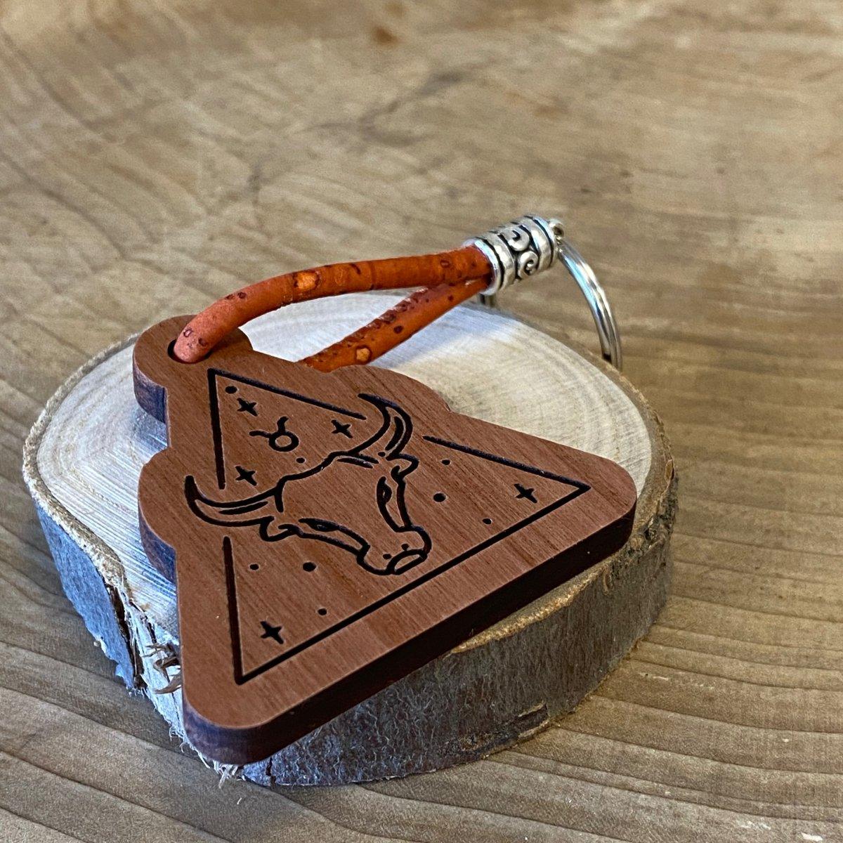Handgefertigter Holz-Schlüsselanhänger - Stier - Sternzeichen - wood stud - Holzohrringe - Holzdeko und mehr
