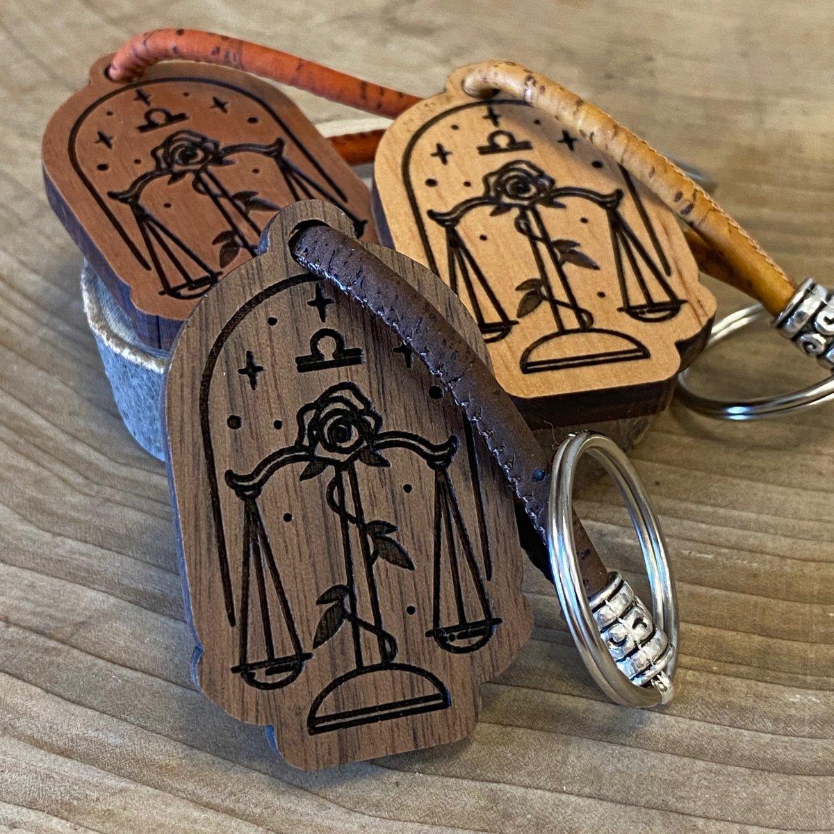 Handgefertigter Holz-Schlüsselanhänger - Waage - Sternzeichen - wood stud - Holzohrringe - Holzdeko und mehr