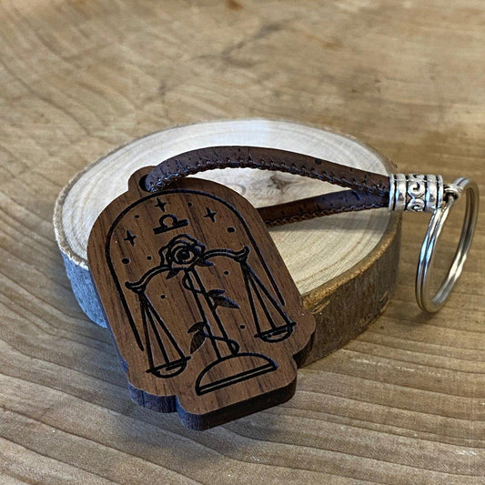 Handgefertigter Holz-Schlüsselanhänger - Waage - Sternzeichen - wood stud - Holzohrringe - Holzdeko und mehr