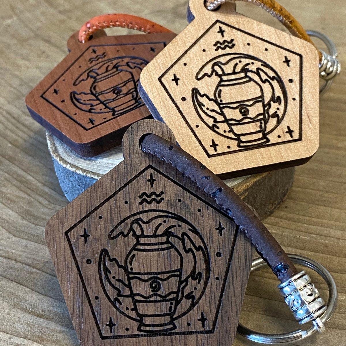 Handgefertigter Holz-Schlüsselanhänger - Wassermann-Sternzeichen - wood stud - Holzohrringe - Holzdeko und mehr
