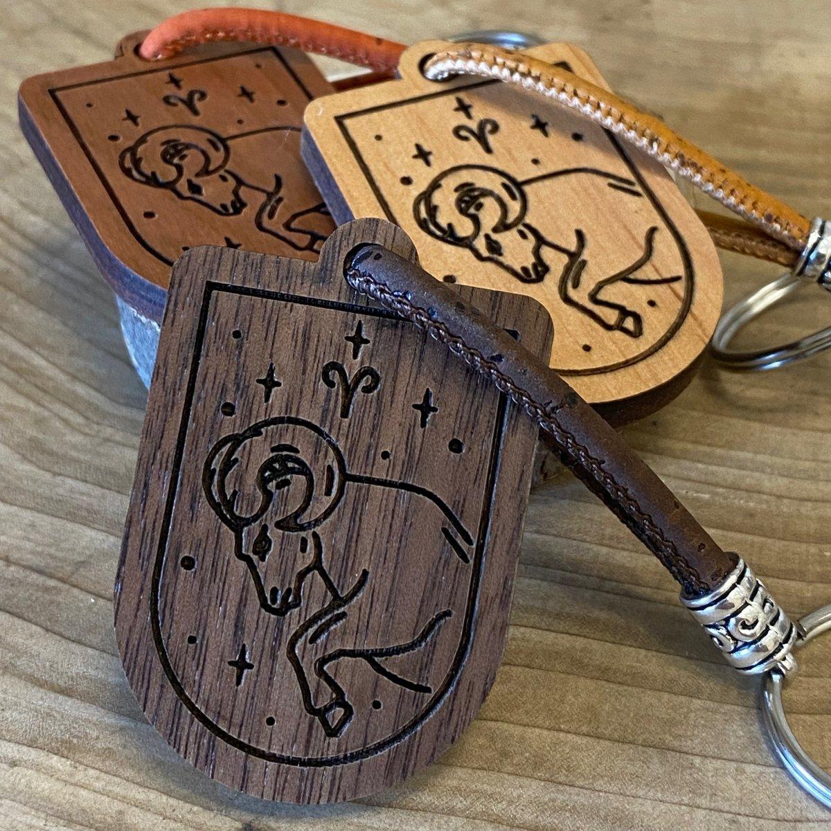 Handgefertigter Holz-Schlüsselanhänger - Widder - Sternzeichen - wood stud - Holzohrringe - Holzdeko und mehr
