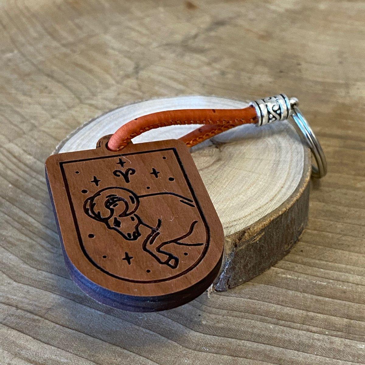 Handgefertigter Holz-Schlüsselanhänger - Widder - Sternzeichen - wood stud - Holzohrringe - Holzdeko und mehr