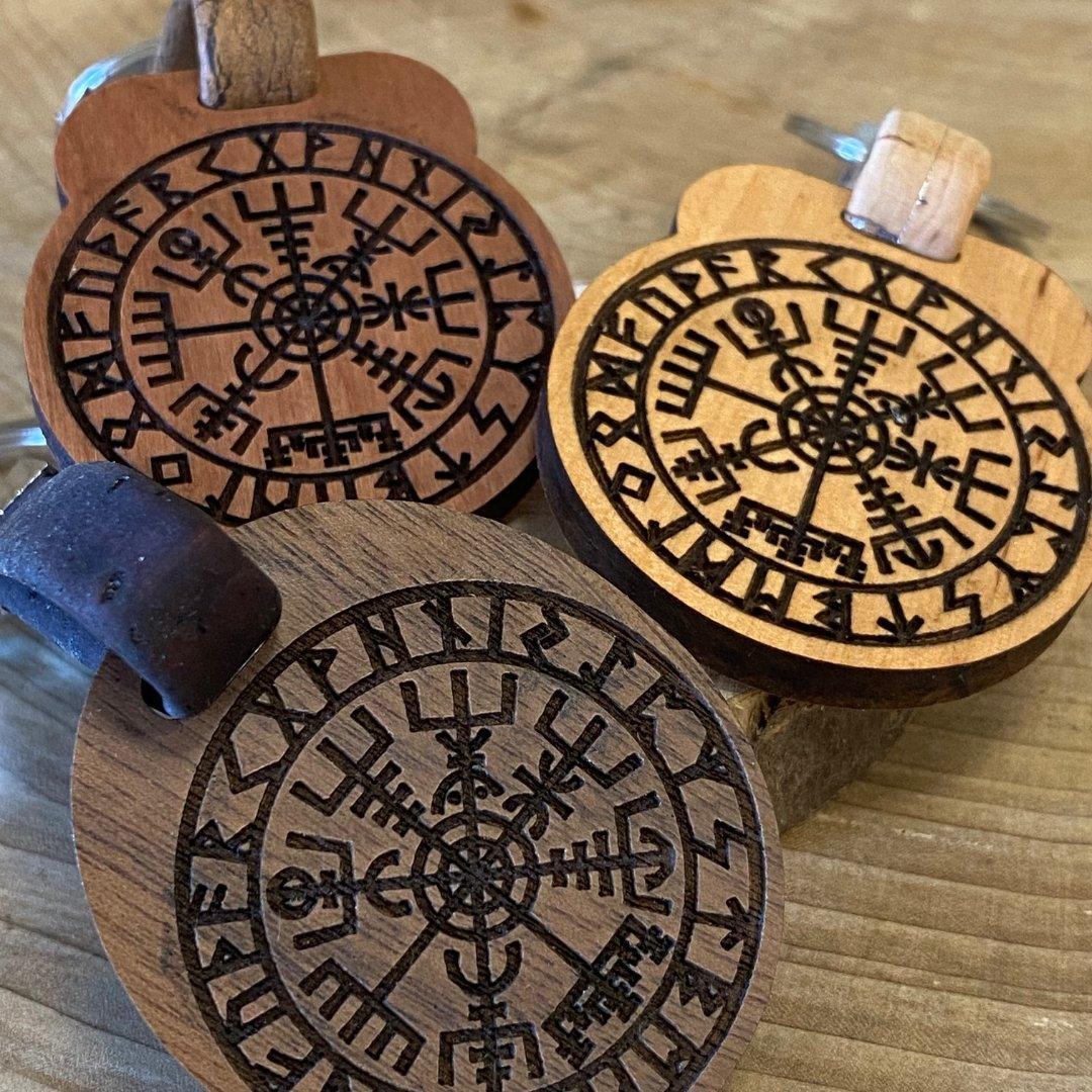 Handgefertigter Holz-Schlüsselanhänger - Wikingerkompass - wood stud - Holzohrringe - Holzdeko und mehr
