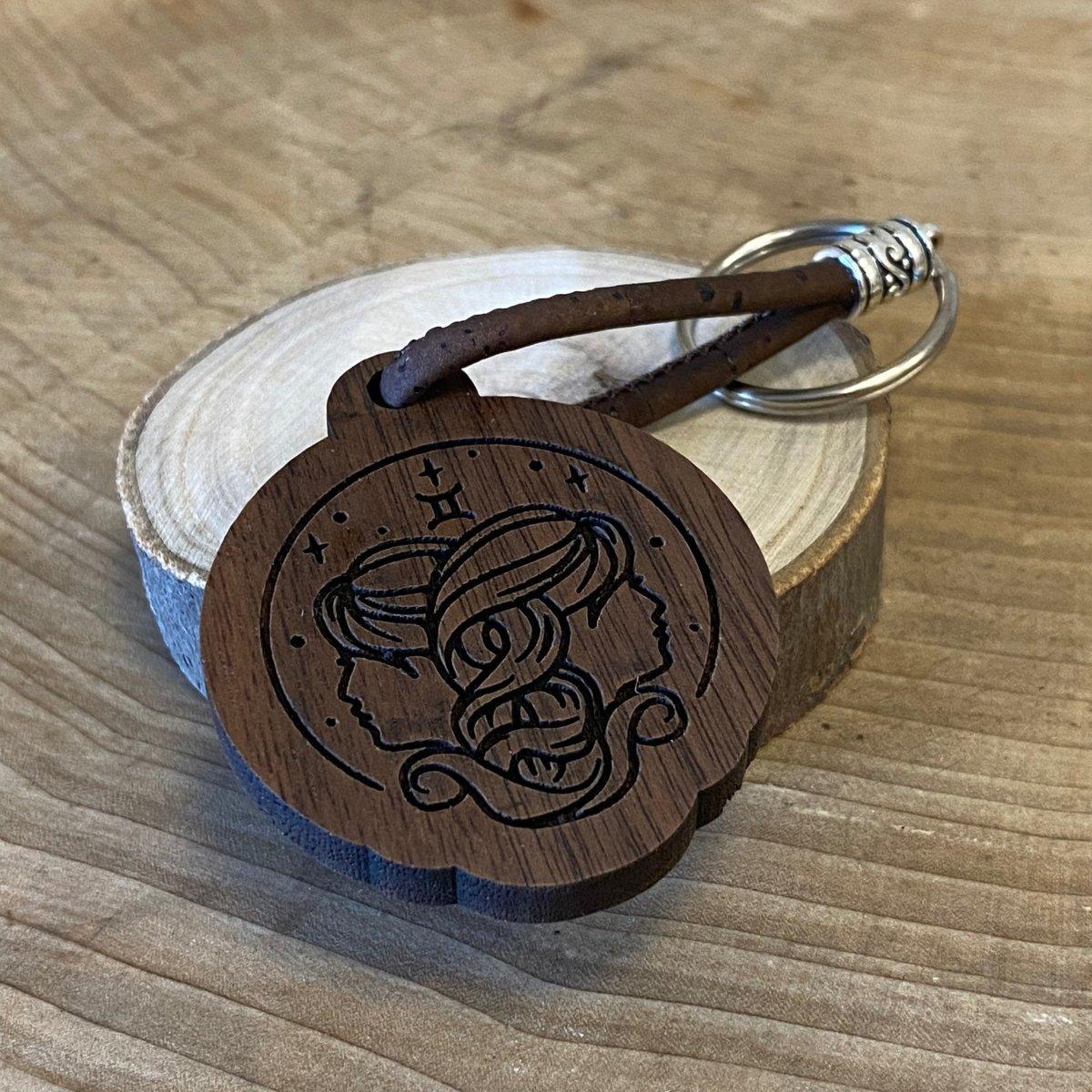 Handgefertigter Holz-Schlüsselanhänger - Zwillinge - Sternzeichen - wood stud - Holzohrringe - Holzdeko und mehr