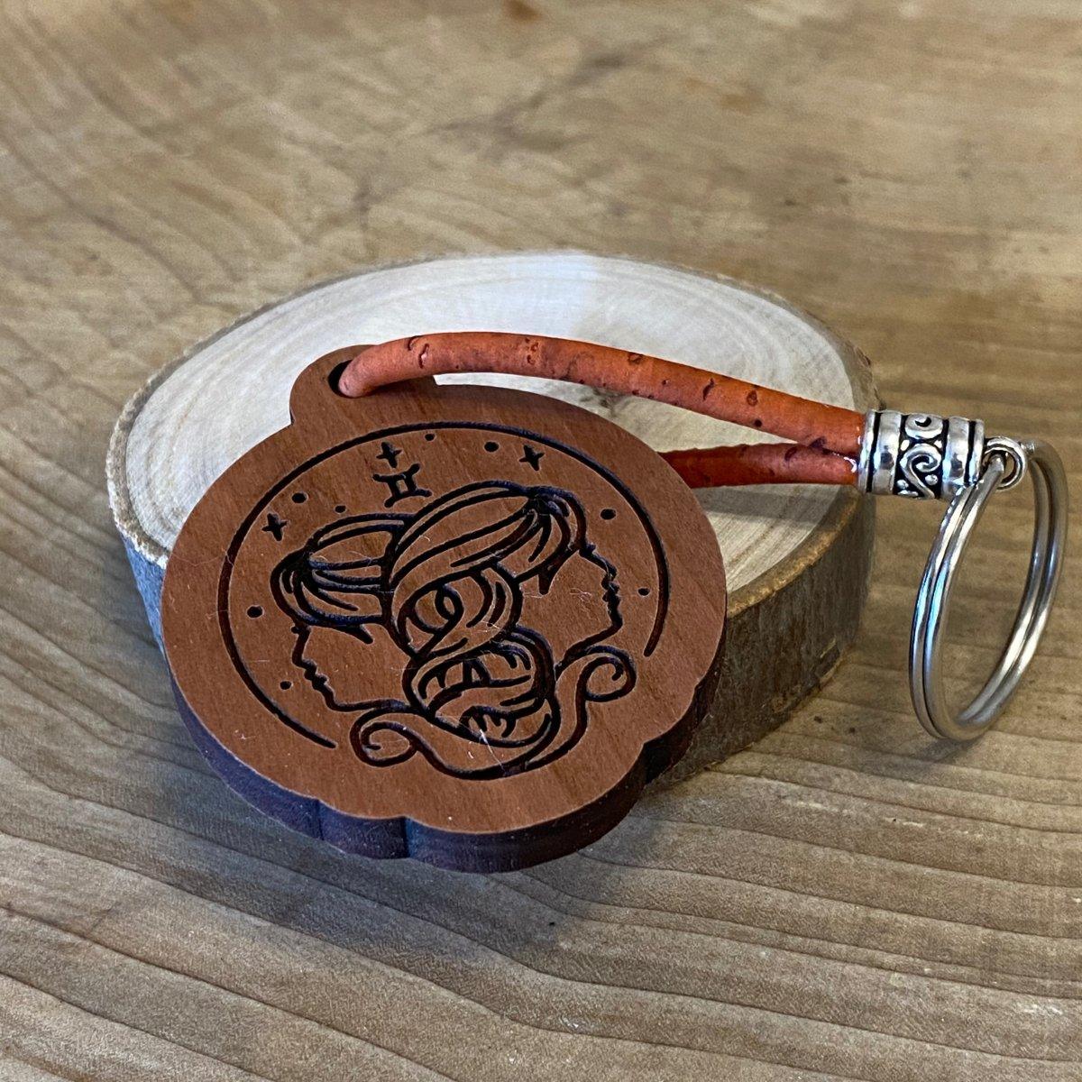 Handgefertigter Holz-Schlüsselanhänger - Zwillinge - Sternzeichen - wood stud - Holzohrringe - Holzdeko und mehr