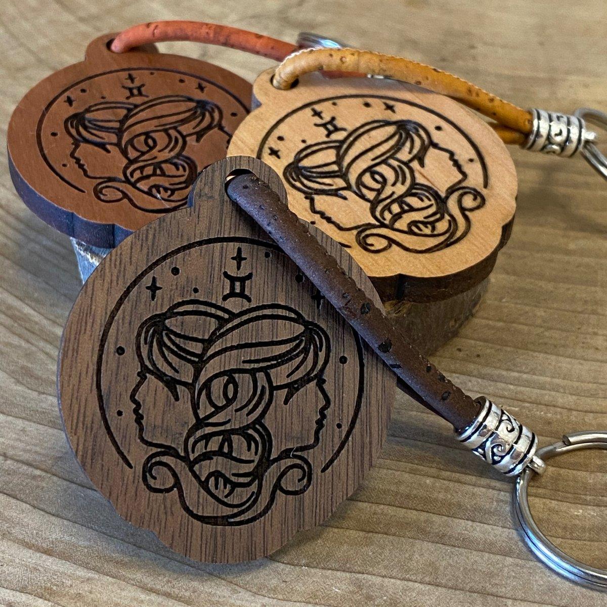 Handgefertigter Holz-Schlüsselanhänger - Zwillinge - Sternzeichen - wood stud - Holzohrringe - Holzdeko und mehr
