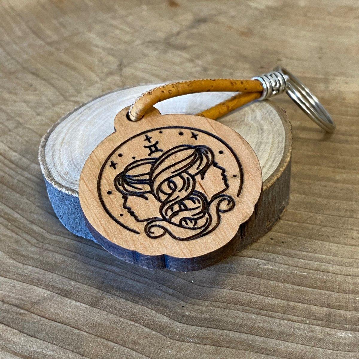 Handgefertigter Holz-Schlüsselanhänger - Zwillinge - Sternzeichen - wood stud - Holzohrringe - Holzdeko und mehr