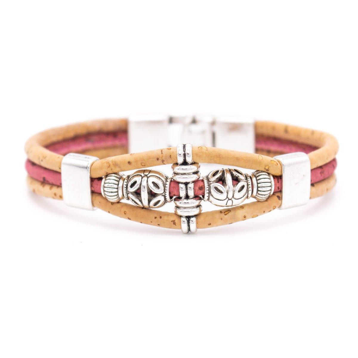 Die Holzstollen Kork-Armbänder sind umweltfreundlich, haben hellbraune und pinke Bänder, nickelfreie Edelstahl-Perlen sowie Verschlüsse und überzeugen durch ihr stilvolles, mehrlagiges Design.