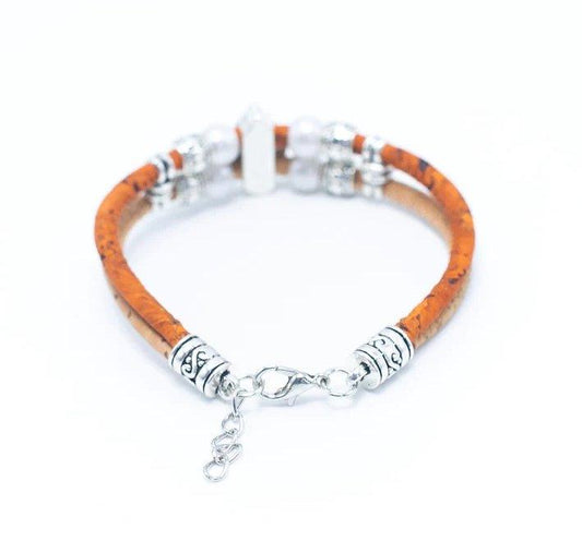 Ein braunes, nickelfreies Lederarmband von wood stud, mit silbernen Zierperlen und einem Karabinerverschluss sowie verstellbaren Kettengliedern, abgebildet auf weißem Hintergrund. Ideal für nachhaltige Schmuckliebhaber und Fans von Kork-Armbändern.