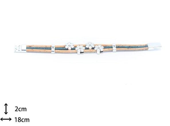 Das Armband mit Holznieten besteht aus braunem und schwarzem umweltfreundlichem Leder, silbernen Blumenanhängern und einem Verschluss aus nickelfreiem Edelstahl. Es ist 18 cm lang und 2 cm breit.