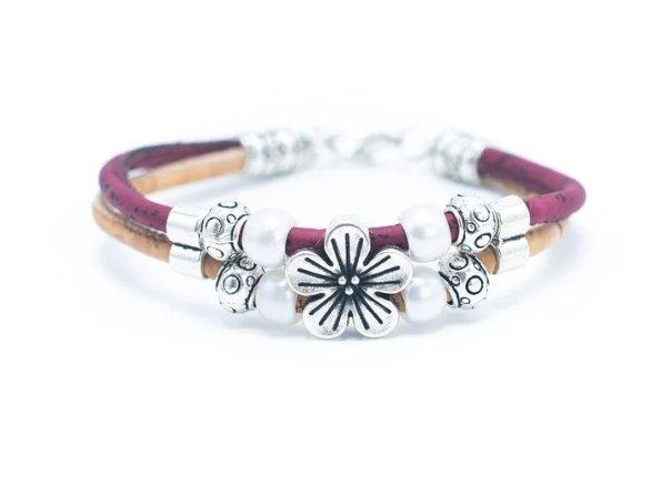 Kork Armband Kirschblüte: violette Ausführung.