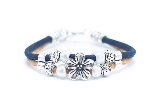 Kork Armband Kirschblüte: blaue Ausführung.
