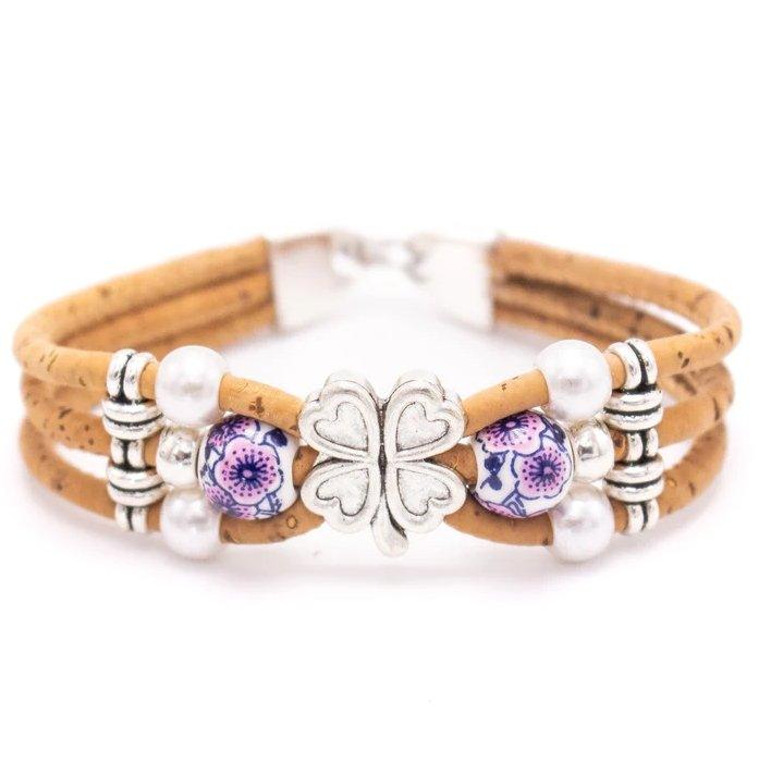 Kork Armband Kleeblatt & Perle: violett gemusterte Perlen.